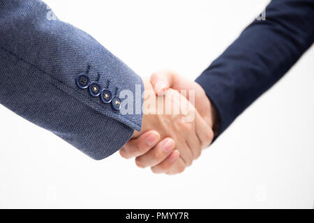 Business di successo di uomini agitare le mani isolati su sfondo bianco Foto Stock