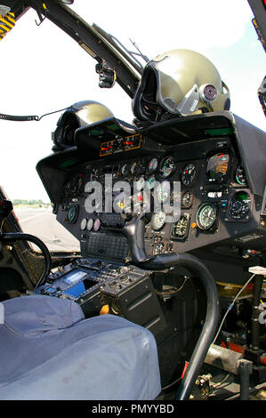 Sarang elicottero team di visualizzazione. Forza aerea indiana Hindustan Aeronautics ΑLH HAL Dhruv elicottero cockpit con il pilota casco Foto Stock