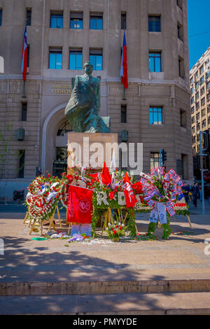 SANTIAGO, Cile - 13 settembre 2018: Monumento di statista cileno e figura politica. Salvador Allende Gossens in Santiago de Chile. Morì durante i bombardamenti nel colpo di stato del 1973 Foto Stock