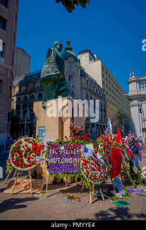 SANTIAGO, Cile - 13 settembre 2018: Monumento di statista cileno e figura politica. Salvador Allende Gossens in Santiago de Chile. Morì durante i bombardamenti nel colpo di stato del 1973 Foto Stock