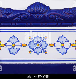 Dettaglio delle piastrelle tradizionali dalla facciata della vecchia casa. Piastrelle decorative.Valencian piastrelle tradizionali. Ornamento floreale. Foto Stock