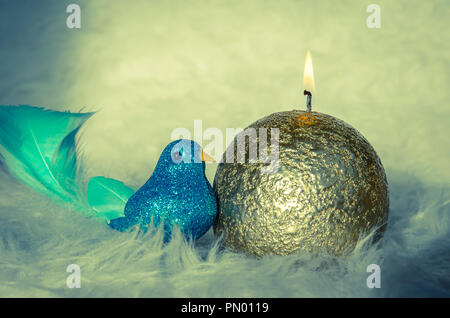 Golden natale Pallina e blu brillante decorazione di uccelli Foto Stock