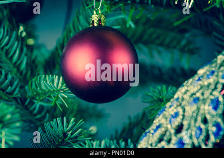 Viola natale Pallina su albero di natale Foto Stock