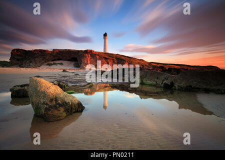 Incredibile tramonto Lossiemouth faro (Scozia, Regno Unito) Foto Stock