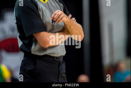 Arbitro di pallacanestro con fischio Foto Stock