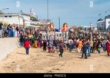 Il Ganesha Visarjan festival che segna la fine di dieci giorni di preghiera e di celebrazione. Clacton On Sea Essex REGNO UNITO. 16 settembre 2018 Foto Stock