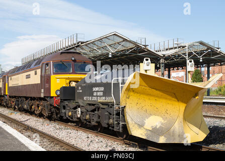 Direct Rail Services Class 57 locomotive con la guida della rete spazzaneve pronto per l'inverno meteo mantenendo la linea ferroviaria sicura e sgombra da neve. Foto Stock