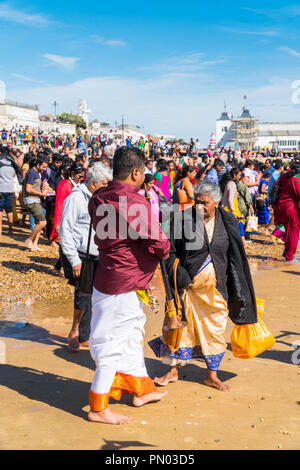 Il Ganesha Visarjan festival che segna la fine di dieci giorni di preghiera e di celebrazione. Clacton On Sea Essex REGNO UNITO. 16 settembre 2018 Foto Stock