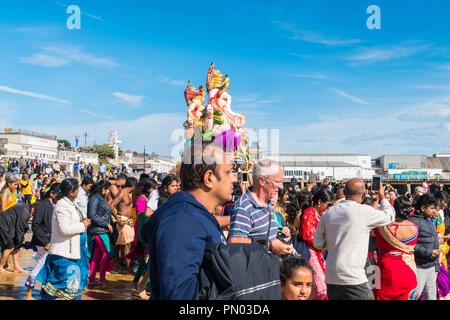 Il Ganesha Visarjan festival che segna la fine di dieci giorni di preghiera e di celebrazione. Clacton On Sea Essex REGNO UNITO. 16 settembre 2018 Foto Stock