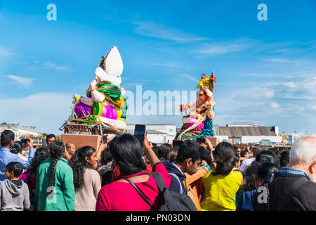 Il Ganesha Visarjan festival che segna la fine di dieci giorni di preghiera e di celebrazione. Clacton On Sea Essex REGNO UNITO. 16 settembre 2018 Foto Stock