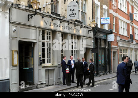 Imprenditori che indossa abiti di bere fuori Williams Ale & Cider house vicino a Liverpool Street Station in Spitalfields London EC1 UK, KATHY DEWITT Foto Stock