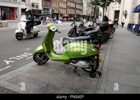 Vespa Verde moto parcheggiata su Great Queen Street a Covent Garden, Londra WC2 Inghilterra UK KATHY DEWITT Foto Stock