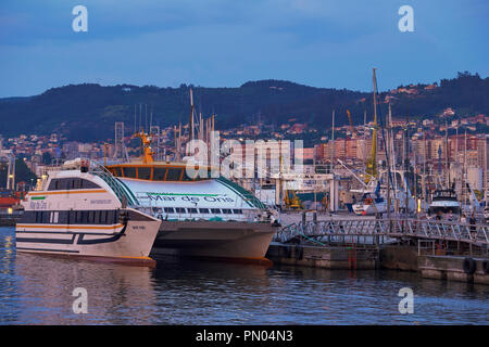 Naviera Mar de Ons, catamarano nel porto di Vigo, Pontevedra, Galizia, Spagna, Europa Foto Stock