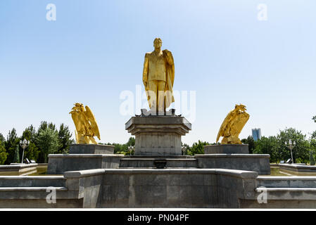Statua dorata di ex Presidente turkmeno Türkmenbaşy ad Ashgabat, Turkmenistan Foto Stock
