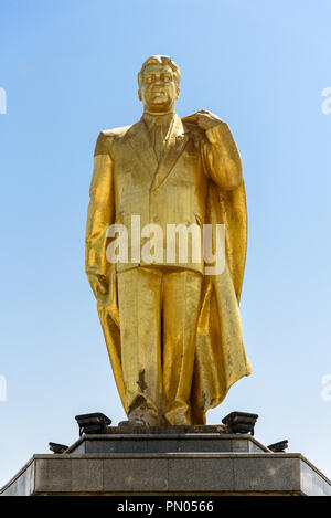 Statua dorata di ex Presidente turkmeno Türkmenbaşy ad Ashgabat, Turkmenistan Foto Stock