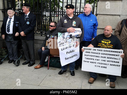 Le persone si raccolgono al di fuori di Leinster House a Dublino durante la sfilata di un corteo per il rispetto e la fedeltà dei clienti per gli Irlandesi Forze di difesa. Foto Stock