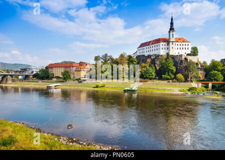 Zámek un řeka Labe, město Děčín, Severní Čechy, Česká republika / il castello e il fiume Elba, città Decin, Boemia settentrionale, Repubblica Ceca Foto Stock