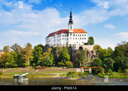 Zámek un řeka Labe, město Děčín, Severní Čechy, Česká republika / il castello e il fiume Elba, città Decin, Boemia settentrionale, Repubblica Ceca Foto Stock