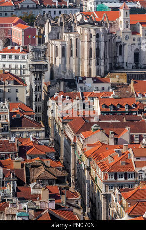 Carmo Convento ruderi, Elevador de Santa Justa o ascensore e arancione sui tetti del centro storico quartiere Baixa di Lisbona, Portogallo. Foto Stock