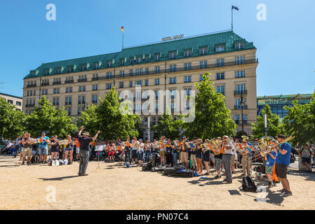 Berlino, Germania - 27 Maggio 2017: Brass Band dà un concerto all'aperto di fine settimana di fronte all'Hotel Adlon Kempinski situato in berlinese di Mitte, accanto a Foto Stock