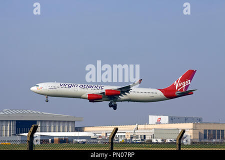 Virgin Atlantic Airways Airbus A340-313 aerei di atterraggio all'aeroporto di Londra Heathrow. Foto Stock