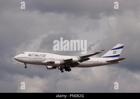 El Al Israel Airlines Boeing 747-412 aerei di atterraggio all'aeroporto di Londra Heathrow. Foto Stock