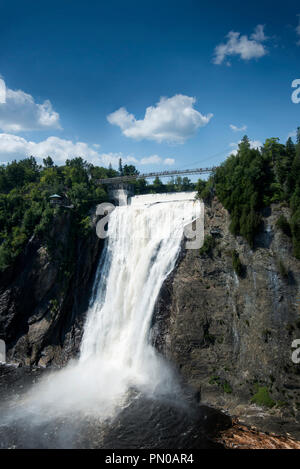 Montmorency Falls, a pochi minuti (7.5 miglia) dal centro cittadino di Quebec City, presso la foce del fiume Montmorency. Foto Stock