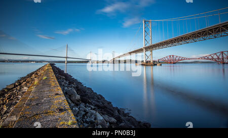 I tre via ponti sono uno spettacolo impressionante come essi attraverso il Firth of Forth, così come la fornitura di collegamenti stradali e ferroviari in Edinburgh Foto Stock