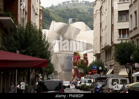 Bilbao, Spagna, il 13 settembre 2018 una strada laterale vista approccio verso il Museo Guggenheim, un patrimonio artistico di Marvel mostra off è di angoli e artefatti. Foto Stock