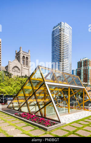 La prima chiesa battista & Robert Lee YMCA di Burrard Street a Vancouver, British Columbia, Canada Foto Stock