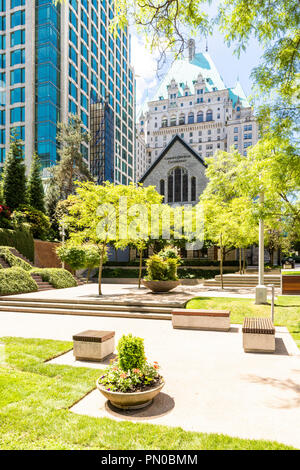 Giardini pubblici accanto a Cristo la Chiesa Cattedrale Anglicana in Burrard Street nel centro cittadino di Vancouver, British Columbia, Canada Foto Stock