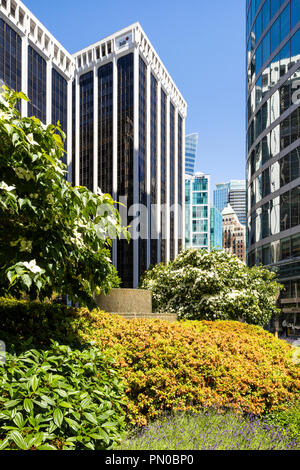 Alto e moderno in architettura Burrard Street nel centro cittadino di Vancouver, British Columbia, Canada - BDC banca sulla sinistra Foto Stock