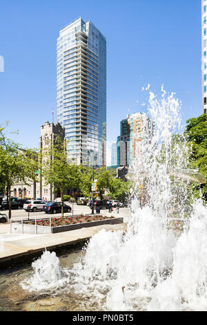 La prima chiesa battista e Robert Lee YMCA di Burrard Street nel centro cittadino di Vancouver, British Columbia, Canada Foto Stock