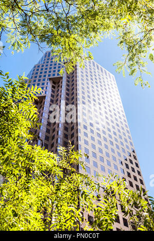 Alto edificio di architettura moderna nel centro cittadino di Vancouver, British Columbia, Canada Foto Stock