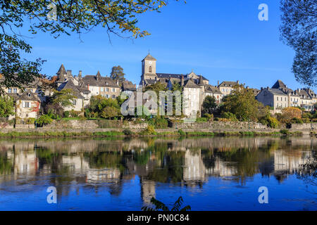 Francia, Correze, valle della Dordogna, Argentat, il fiume Dordogna e Saint Pierre campanile della chiesa // Francia, Corrèze (19), la Vallée de la Dordogne, Foto Stock