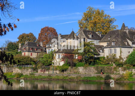 Francia, Correze, valle della Dordogna, Argentat, case lungo il fiume Dordogna // Francia, Corrèze (19), la Vallée de la Dordogne, Argentat, maisons sur Foto Stock