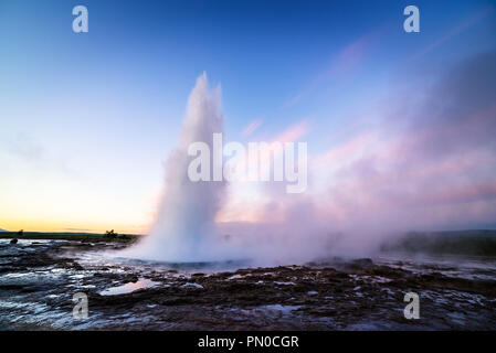 Strokkur geyser. Un Cerchio d'oro dell'Islanda. Famoso e naturale di attrazione turistica. Area geotermica Foto Stock