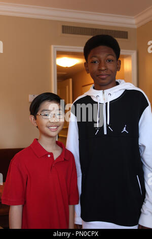 Ethan Dizon, Skylan Brooks 10/07/2013 "l'inevitabile sconfitta di Mister e Pete' Los Angeles Premere Giorno Tenutasi a quattro Seasosn Hotel Los Angeles at Beverly Hills a Los Angeles, CA Foto di Izumi Hasegawa / HNW / PictureLux Foto Stock