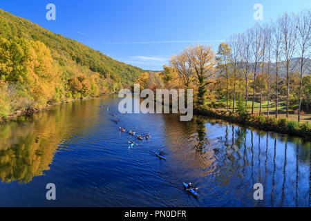 Francia, Correze, valle della Dordogna, tra Argentat e Beaulieu sur Dordogne, Monceaux sur Dordogne, kayakers sul fiume Dordogna in autunno // Franc Foto Stock