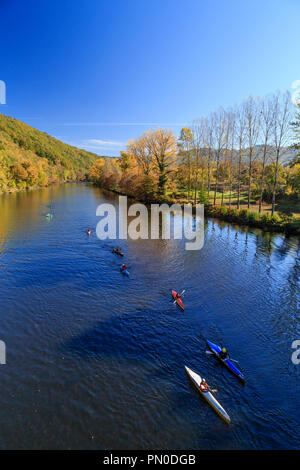 Francia, Correze, valle della Dordogna, tra Argentat e Beaulieu sur Dordogne, Monceaux sur Dordogne, kayakers sul fiume Dordogna in autunno // Franc Foto Stock