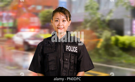 Asian donna americana ufficiale di polizia a scena del crimine Foto Stock