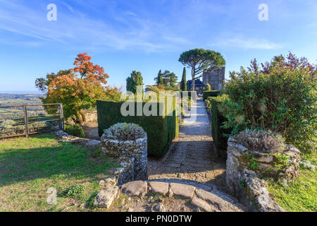 Francia, Correze, Turenne, etichettati Les Plus Beaux Villages de France (i più bei villaggi di Francia), il francese giardino formale del castello / Foto Stock