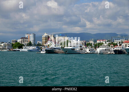 Sochi, Russia - 2 giugno. 2018. yacht Chayka, Shellest e altri nel porto marittimo Foto Stock