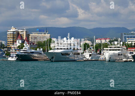 Sochi, Russia - 2 giugno. 2018. yacht Chayka, Shellest e altri nel porto marittimo Foto Stock