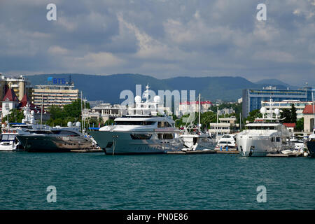 Sochi, Russia - 2 giugno. 2018. yacht Chayka, Shellest e altri nel porto marittimo Foto Stock