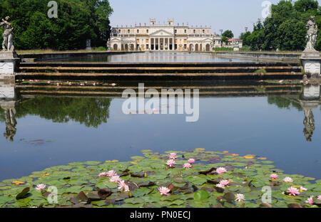 L'Italia, Veneto Riviera del Brenta, Stra, Villa Pisani, giardini e piscine con acqua gigli. Foto Stock