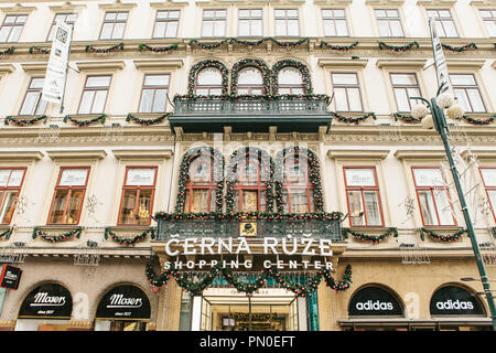 Repubblica Ceca, Praga, Dicembre 24, 2017: Centro commerciale rosa nero a Praga durante le vendite di Natale. Foto Stock