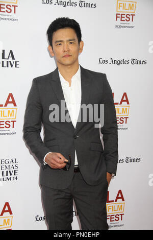 John Cho 06/11/2014 XX anniversario di Los Angeles Film Festival apertura notturna il North American Premiere di 'Snowpiercer" tenutasi presso il Regal Cinemas L.A. Live Stadium 14 a Los Angeles, CA Foto di Izumi Hasegawa / HNW / PictureLux Foto Stock