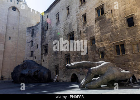 Sculture concettuale al Palais des Papes (palazzo papale) in Avignon, Francia Foto Stock