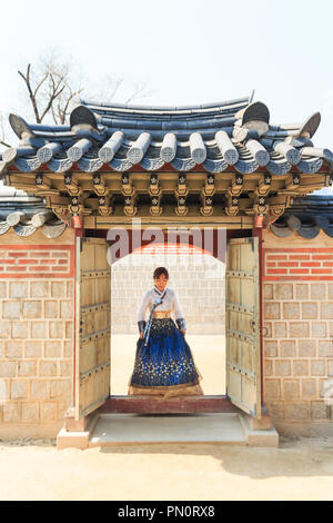 Bella donna coreana vestito Hanbok, coreano abito tradizionale, in Palazzo Gyeongbokgung, Seoul, Corea del Sud Foto Stock